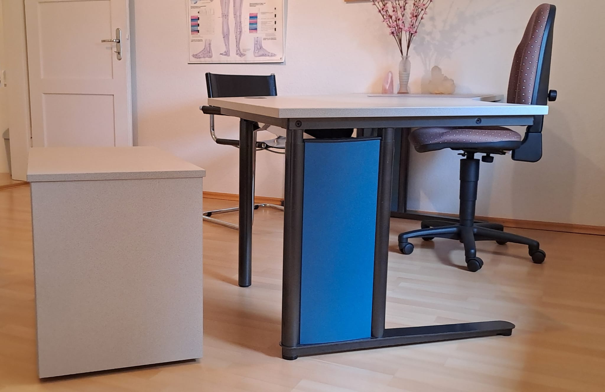 Praxismöbel aus Heilpraktiker Praxis - Bild 2