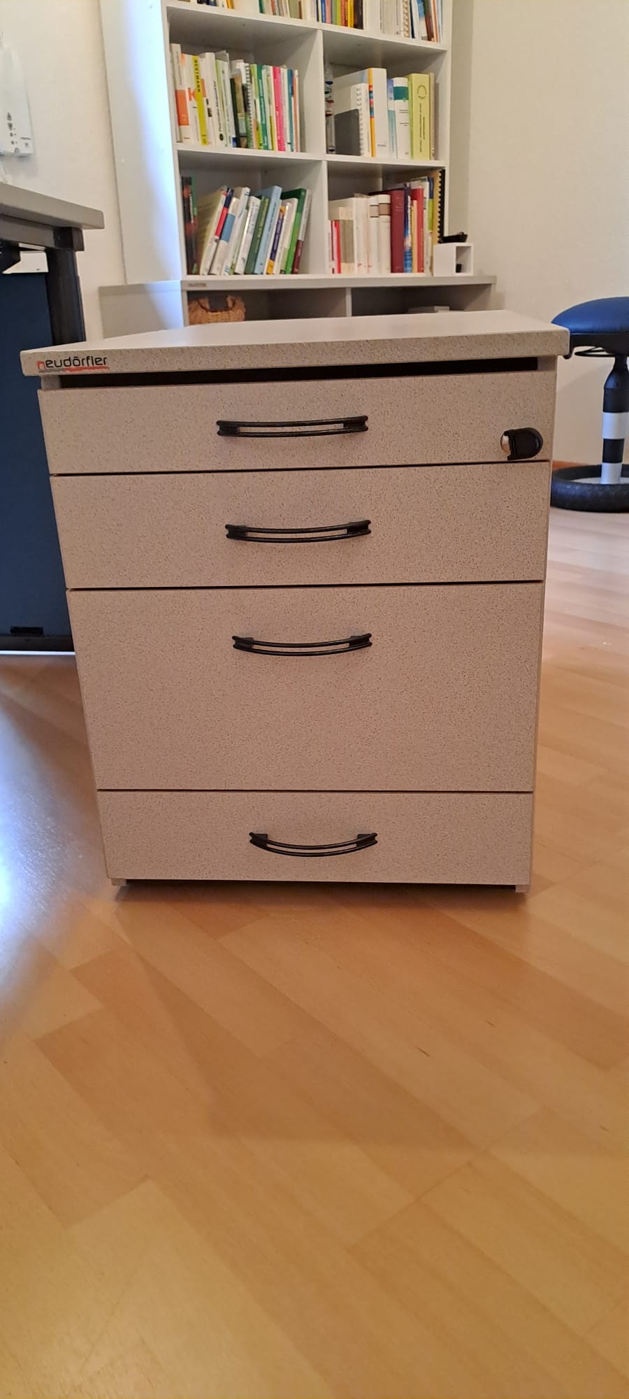 Praxismöbel aus Heilpraktiker Praxis - Bild 4