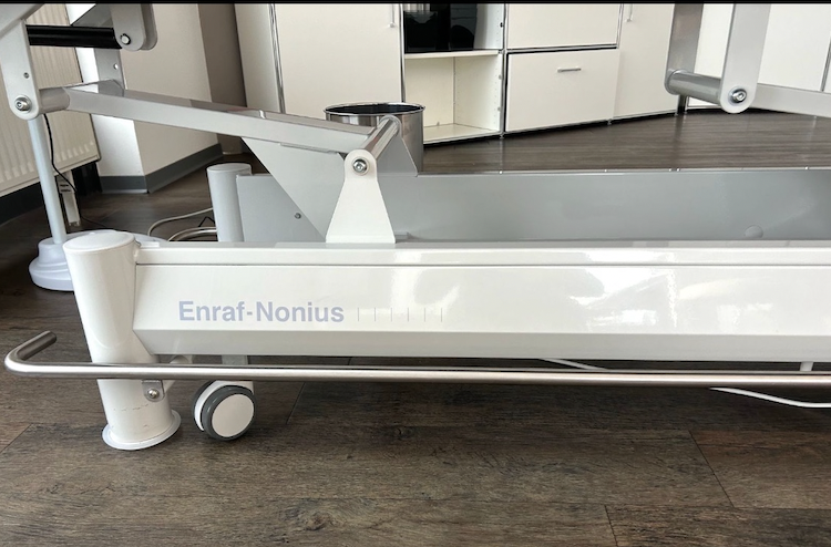 Enraf Nonius Elektrische Liege / Therapieliege - Bild 2