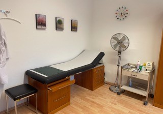Schöne Patientenliege Kirschbaum
