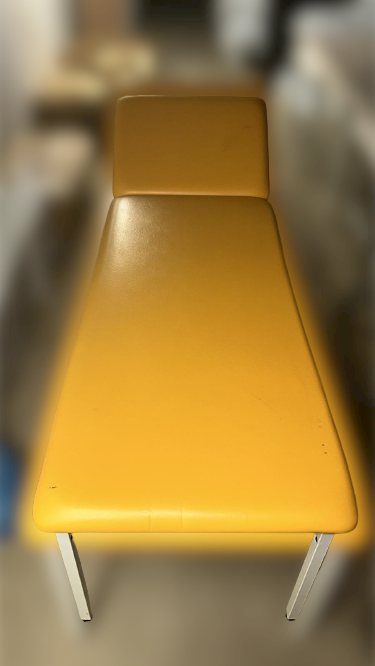 Gebrauchte Behandlungsliege gelb