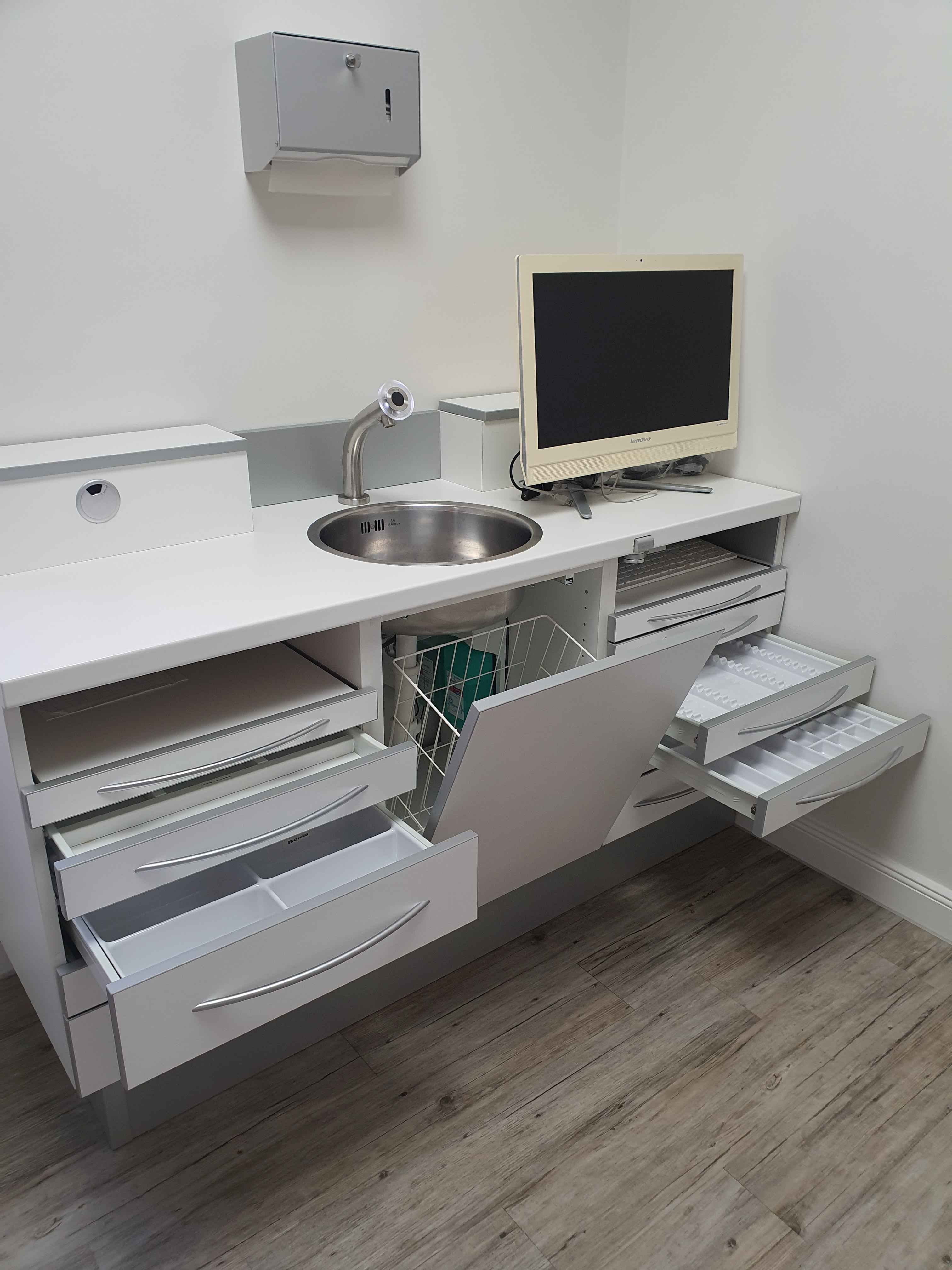 Arztmöbel mit Miscea Elektronic-Waschtischarmatur - Bild 6