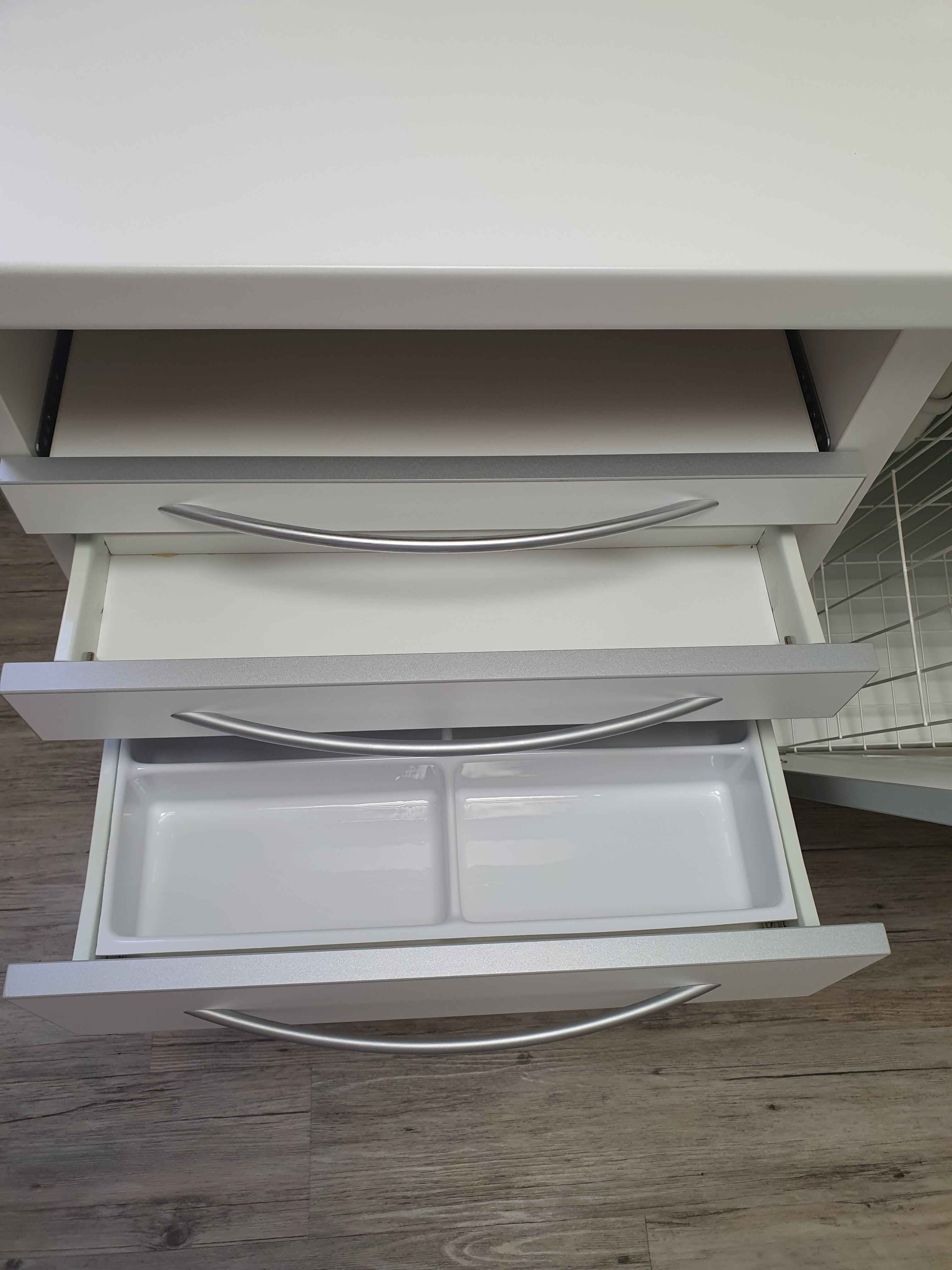 Arztmöbel mit Miscea Elektronic-Waschtischarmatur - Bild 5