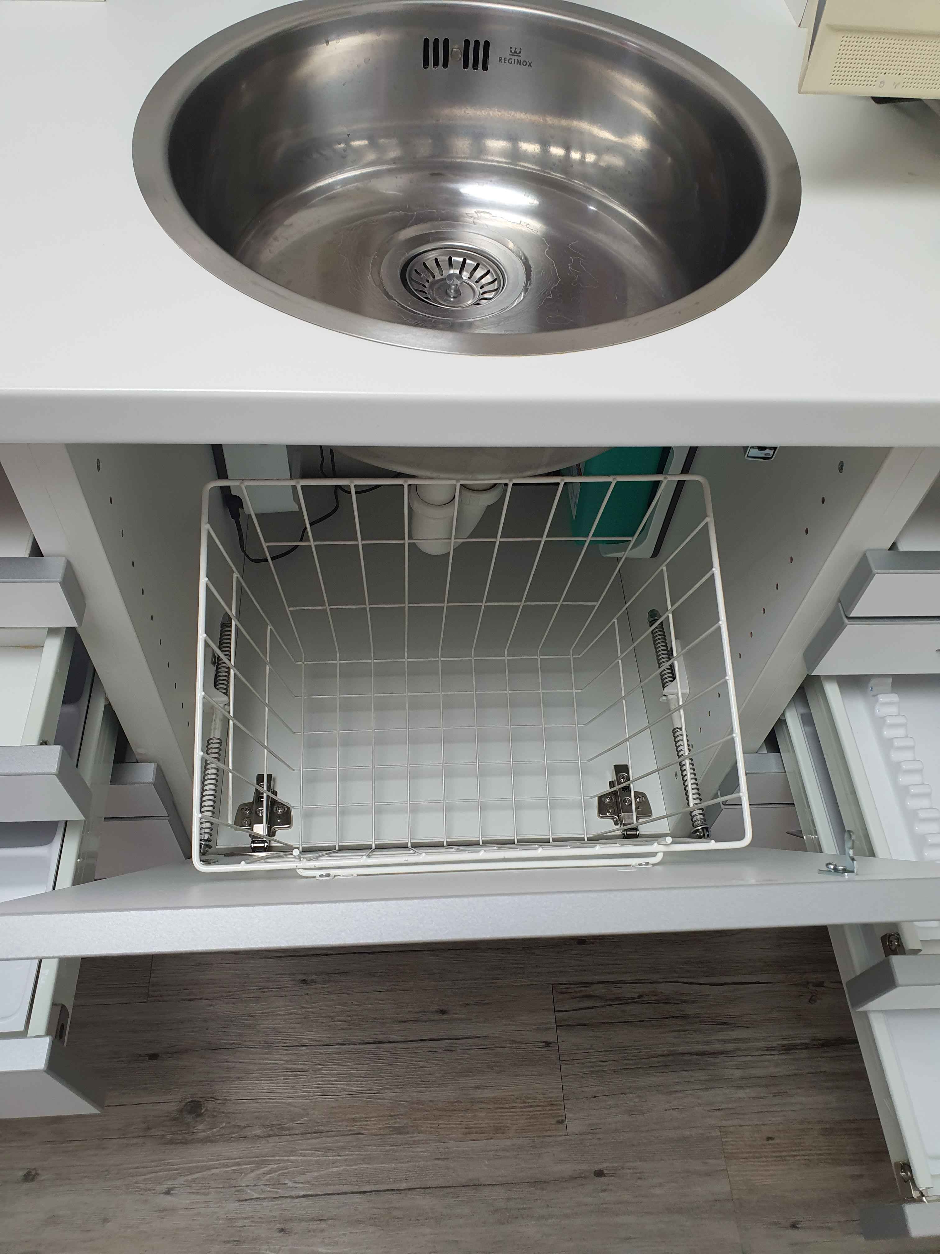 Arztmöbel mit Miscea Elektronic-Waschtischarmatur - Bild 4