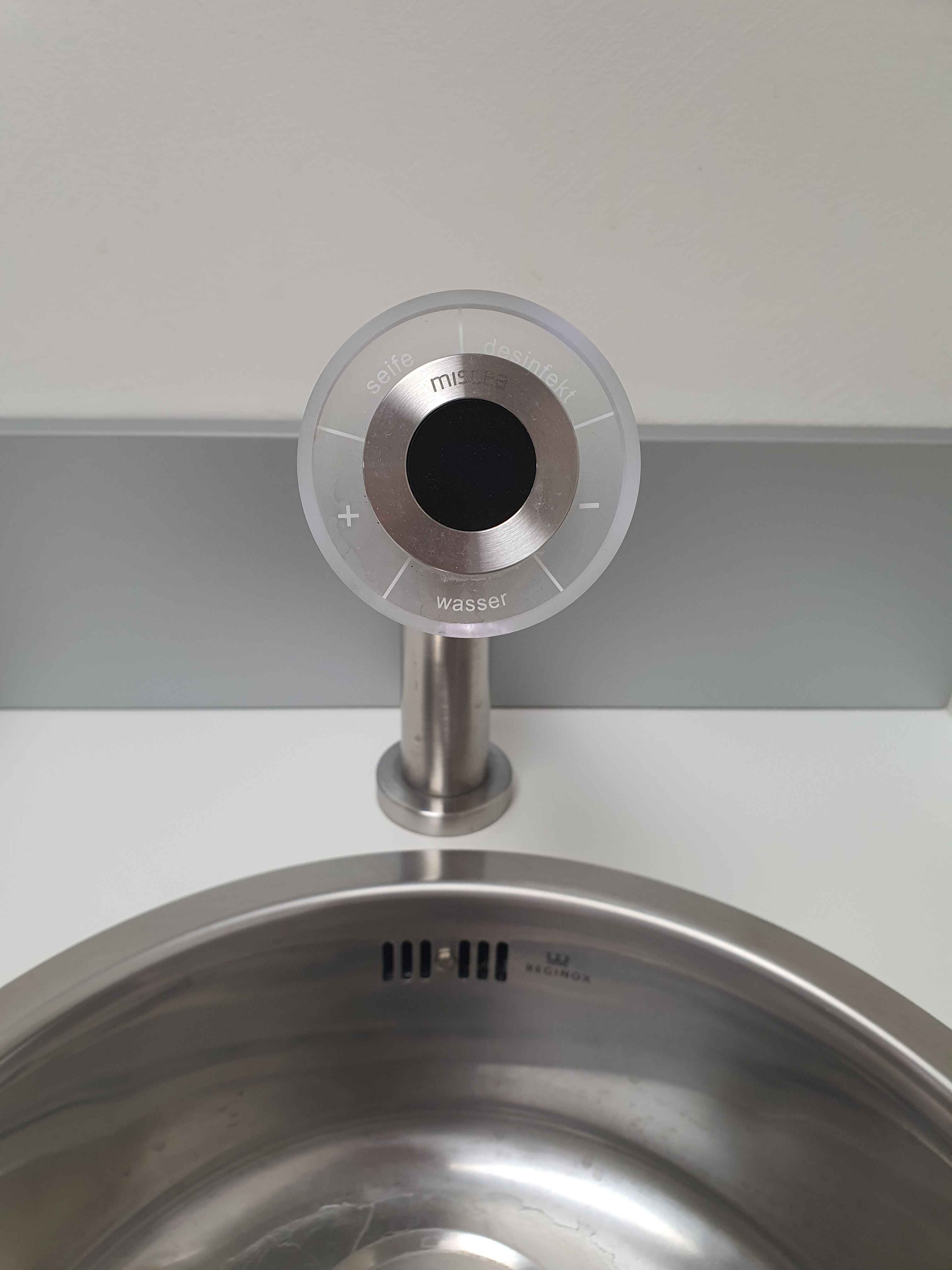 Arztmöbel mit Miscea Elektronic-Waschtischarmatur - Bild 3