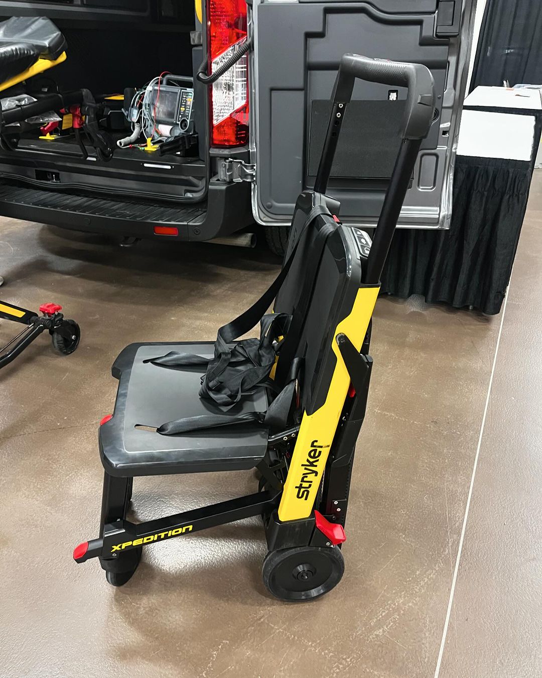 Stryker Xpedition Powered Stair Chair - Bild 2