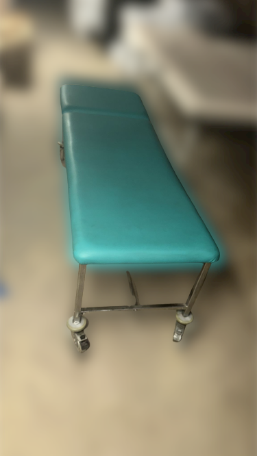 Gebrauchte Behandlungsliege mit Rollen