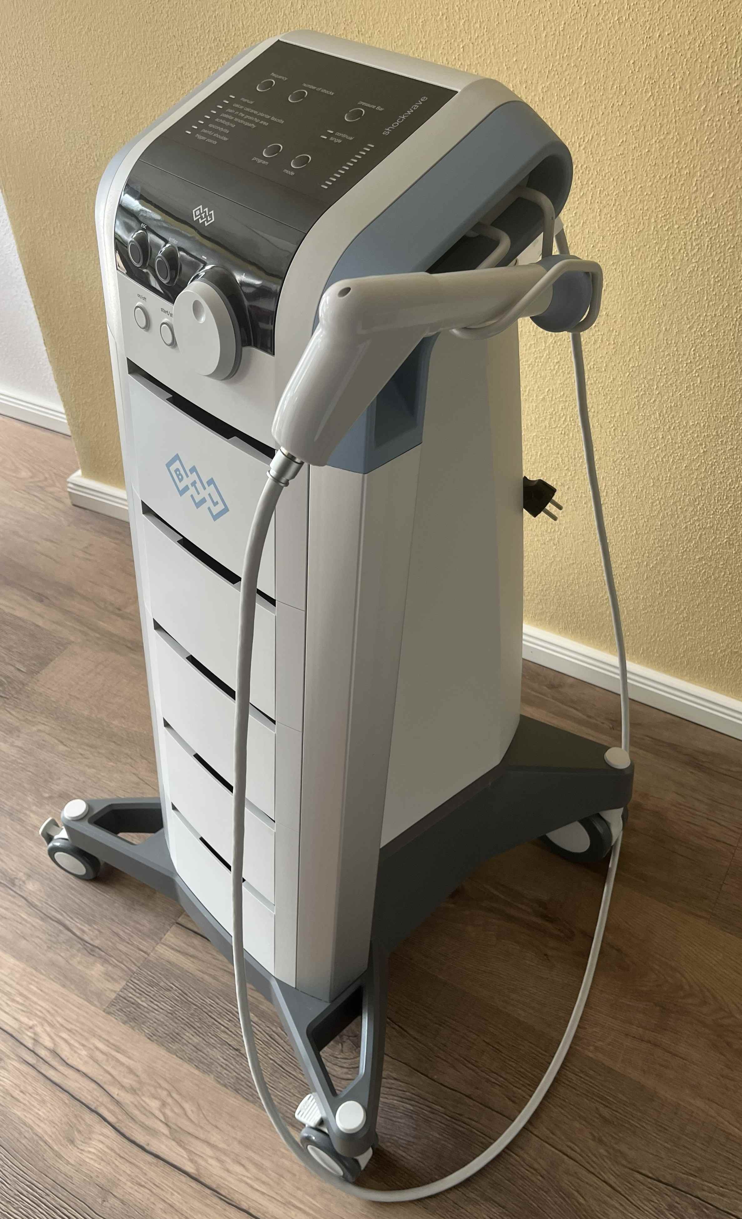 Stoßwellentherapiegerät mit Systemwagen - Bild 2