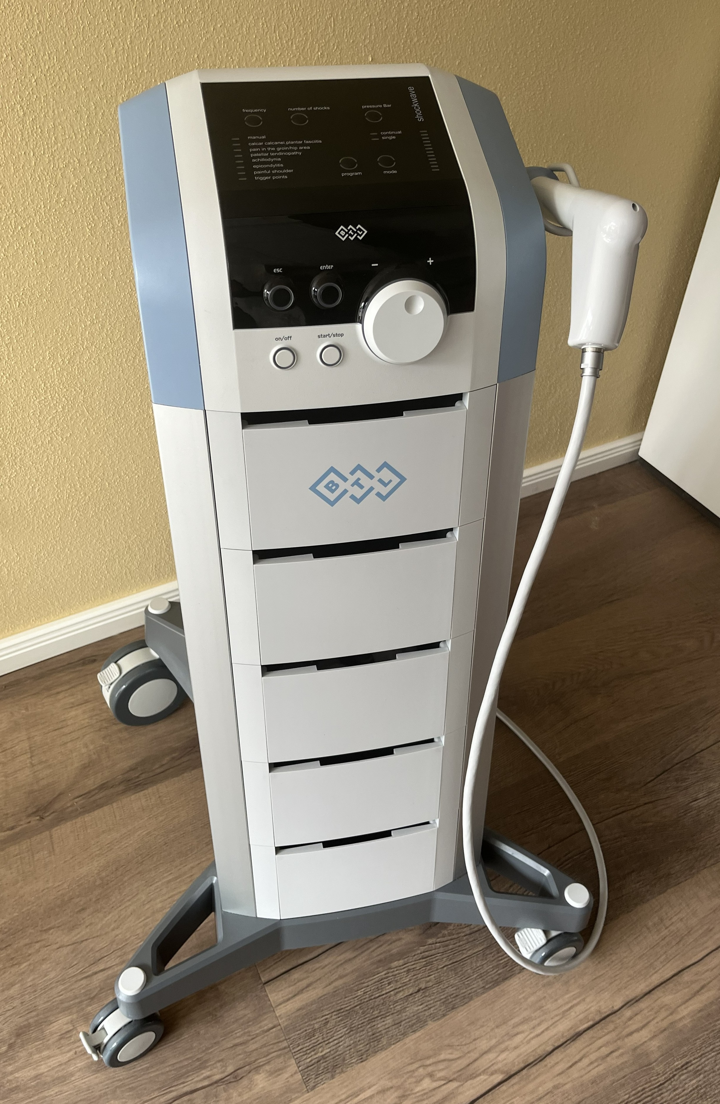 Stoßwellentherapiegerät mit Systemwagen