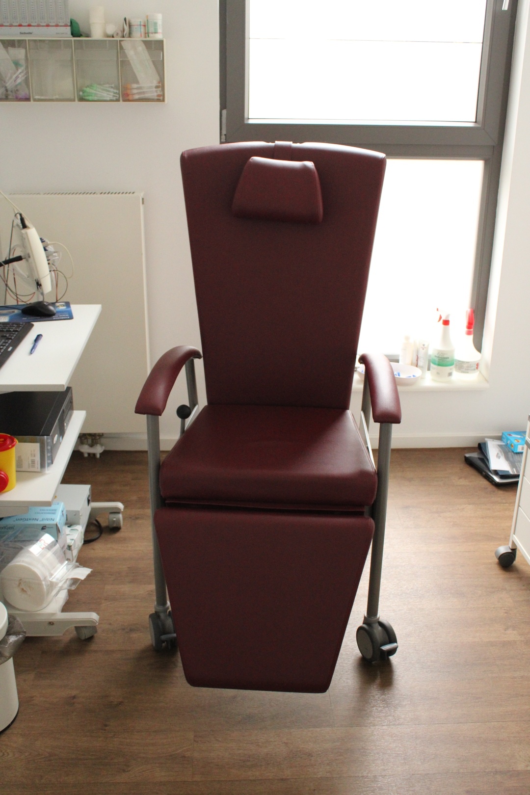 Variationsliege Sita von Greiner auf Rollen in rot - Bild 4