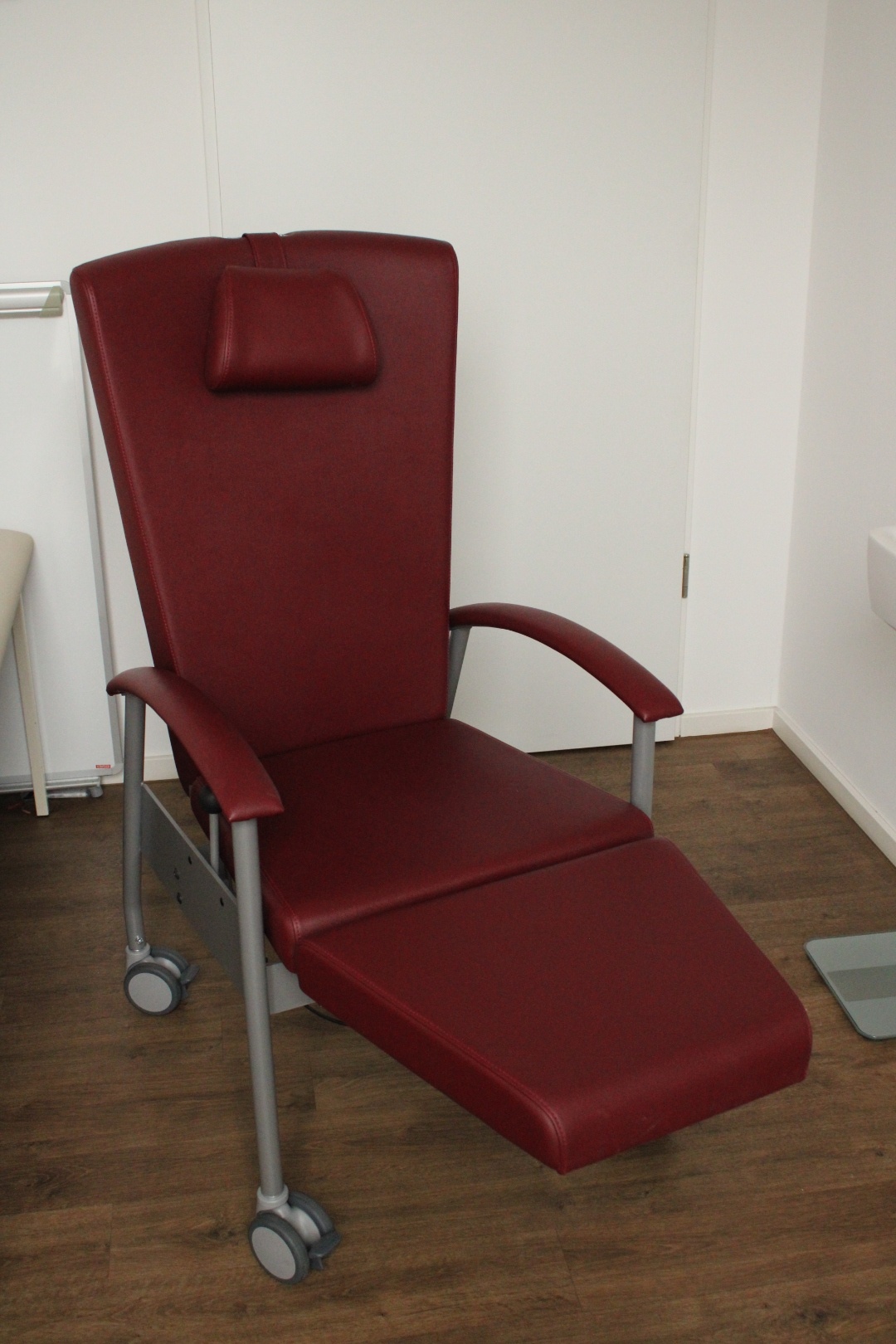 Variationsliege Sita von Greiner auf Rollen in rot - Bild 3