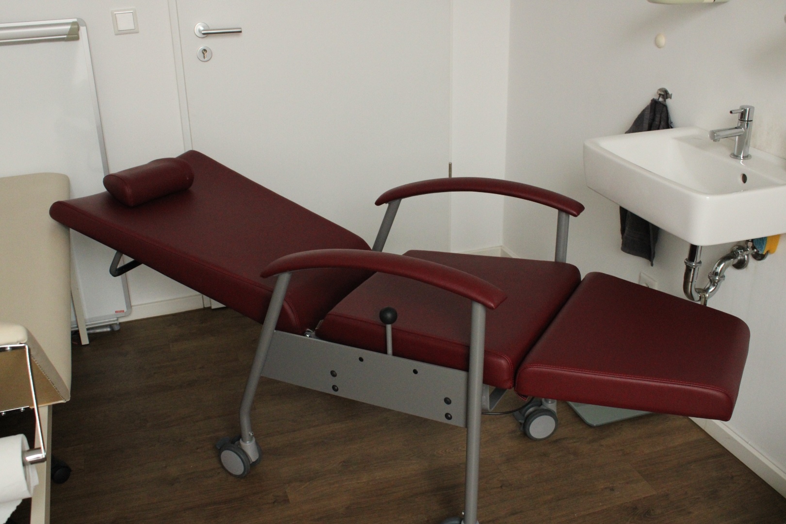 Variationsliege Sita von Greiner auf Rollen in rot - Bild 2