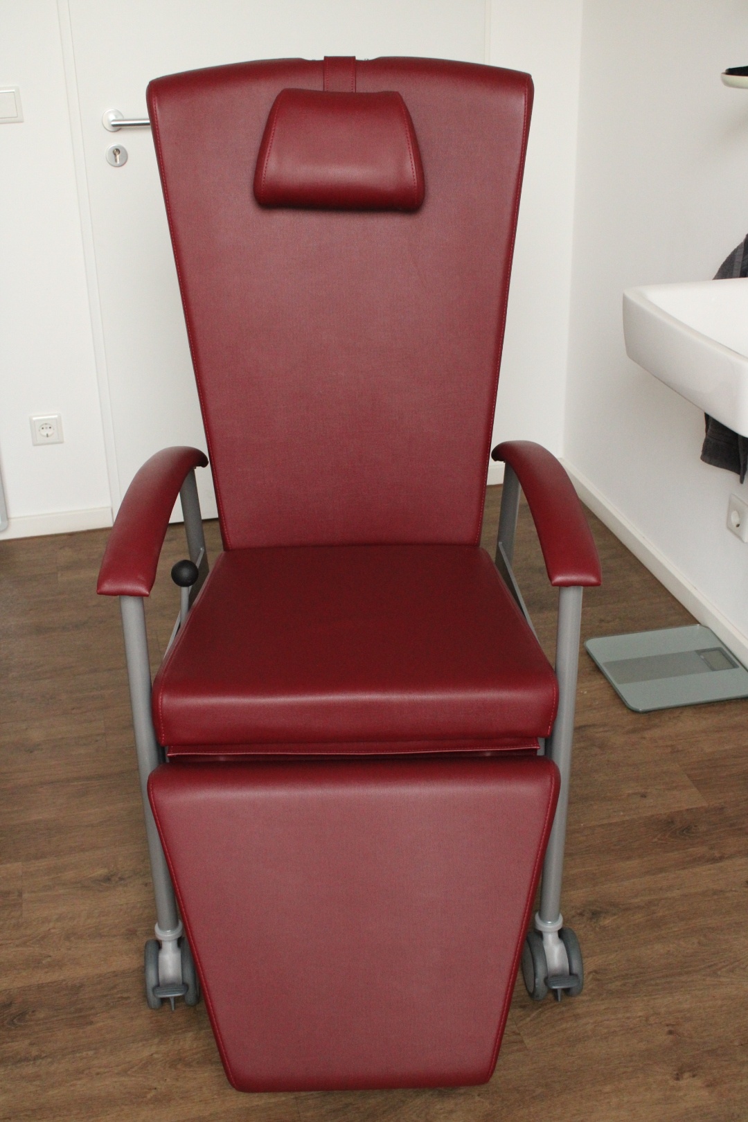 Variationsliege Sita von Greiner auf Rollen in rot