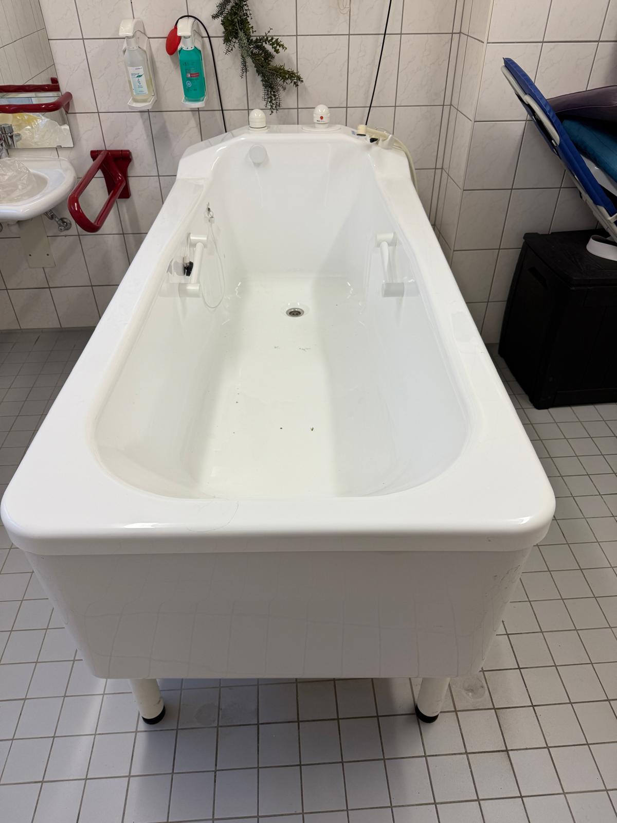 Trautwein HW 1900 Pflegebadewanne Pflegehubwanne
