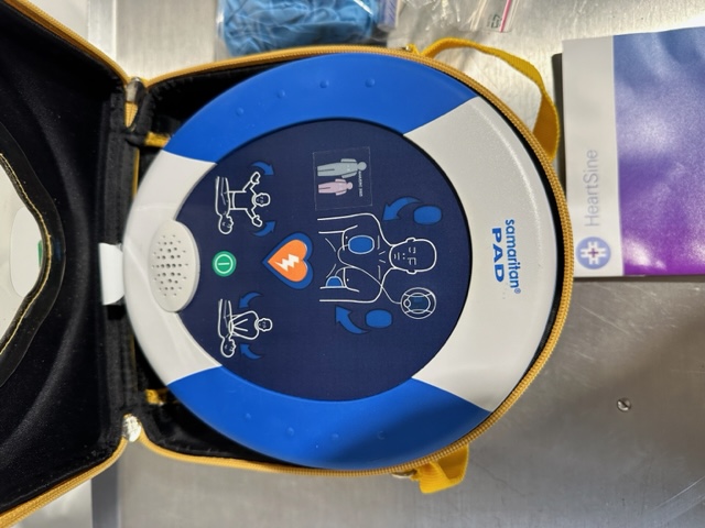 Defibrillator (AED)