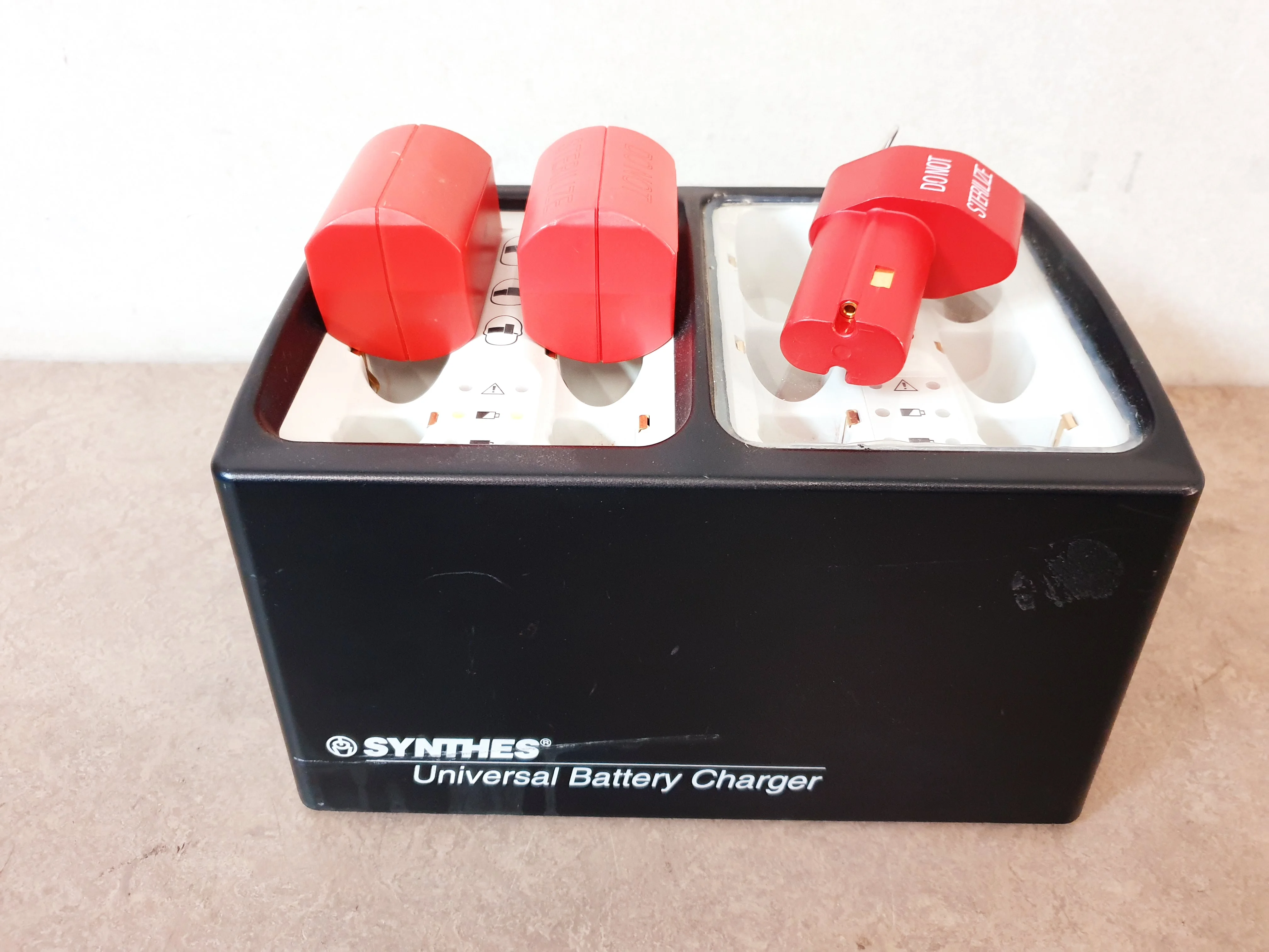 Gebraucht – Gut SYNTHES Universal Battery Charger